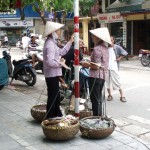 Vendeuses ambulentes - Hanoï ville - 12072011